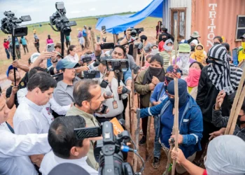El gobernador Luis Fernando Camacho llega hasta los predios avasallados