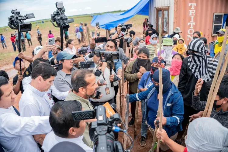 El gobernador Luis Fernando Camacho llega hasta los predios avasallados