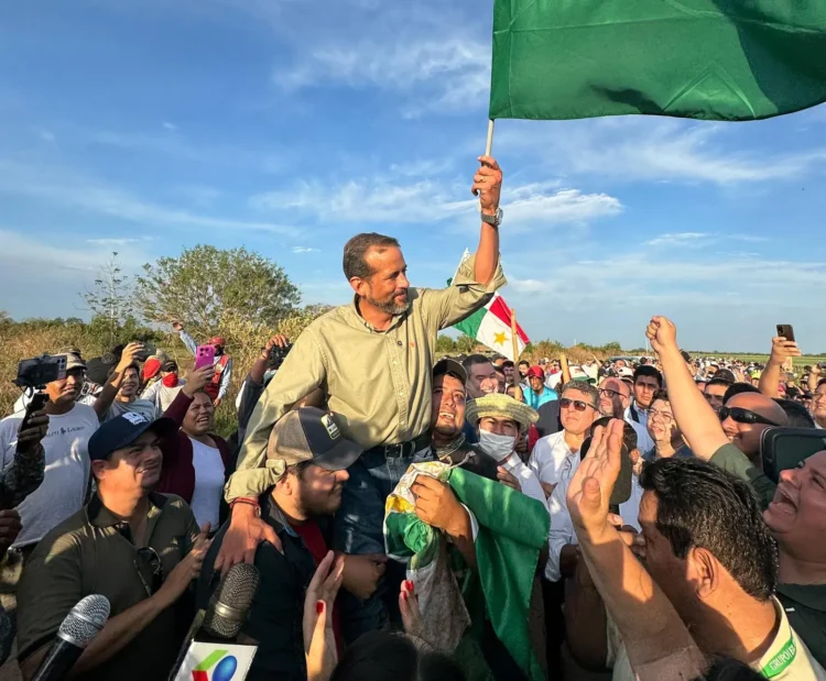 El gobernador Luis Fernando Camacho, tras salir de un avasallamiento hace un mes. Foto: Archivo.