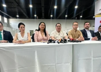El presidente del TSJ, Romer Saucedo, junto a vocales del Órgano electoral y de la Fiscalía.
