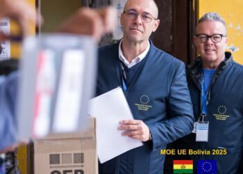 El jefe de La Misión de Observación Electoral de la UE, Davor Stier, observa el proceso de votación. (Foto: UE)