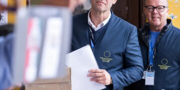 El jefe de La Misión de Observación Electoral de la UE, Davor Stier, observa el proceso de votación. (Foto: UE)