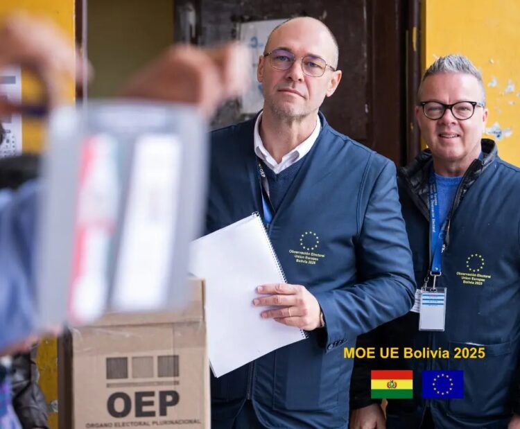 El jefe de La Misión de Observación Electoral de la UE, Davor Stier, observa el proceso de votación. (Foto: UE)