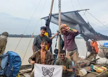La balsa de totora en la que tres franceses navegan desde Bolivia hasta Brasil comenzó a deshacerse. FOTO UOL