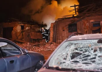 Bomberos combaten el fuego en una zona bombardeada por Rusia en Ucrania/RRSS Zelenski