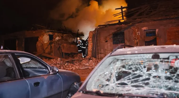 Bomberos combaten el fuego en una zona bombardeada por Rusia en Ucrania/RRSS Zelenski