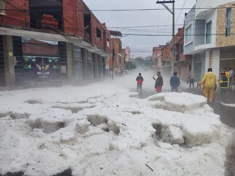Así quedaron varias calles y avenidas de la capital tarijeña tras una fuerte granizada. FOTO: GAMT