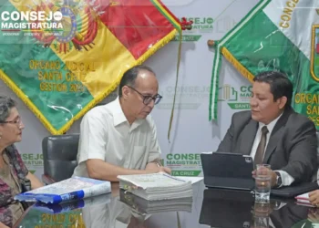 Un ciudadano presenta su denuncia ante el presidente del Consejo de la Magistratura.
