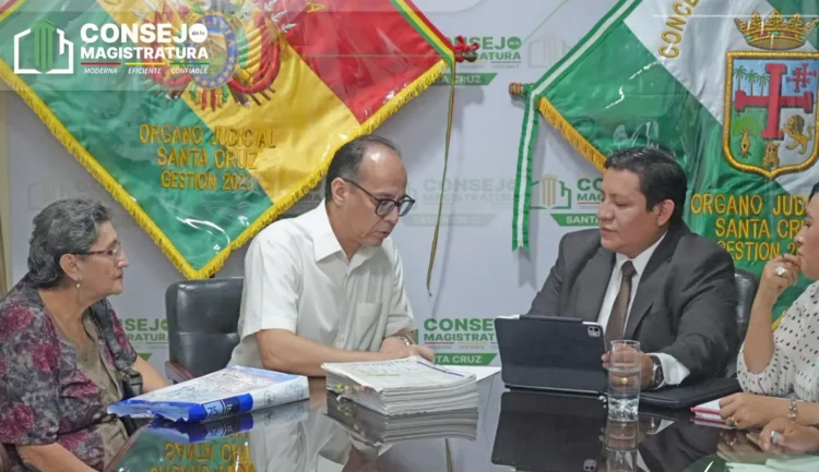 Un ciudadano presenta su denuncia ante el presidente del Consejo de la Magistratura.
