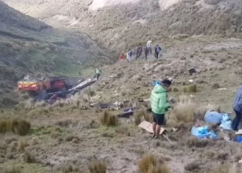 Un bus de transporte interprovincial cayó al barranco y dejó fallecidos y heridos. FOTO: RRSS