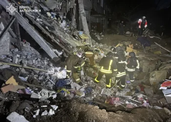 Buscan víctimas entre los escombros de un edificio/RRSS Zelenski
