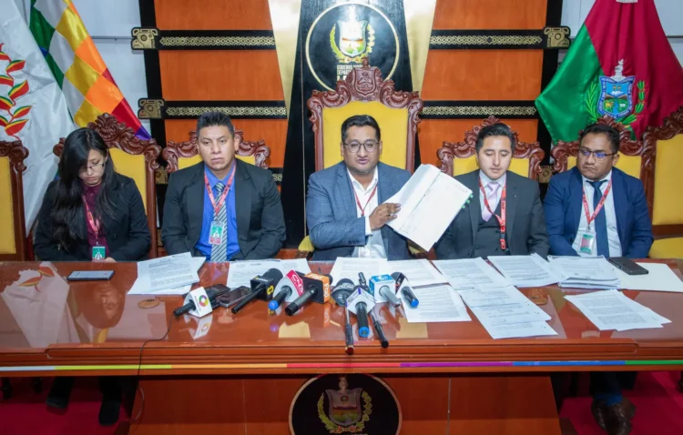 Autoridades de la Gobernación de La Paz en conferencia de prensa. FOTO: GADLP