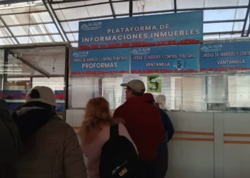Contribuyentes realizan el pago de sus deudas impositivas en El Alto. FOTO: GAMEA