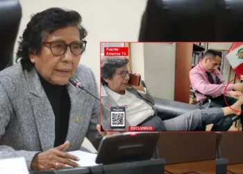 La legisladora Lucinda Vásquez se hizo cortar las uñas del pie con su asistente/Captura AméricaTV