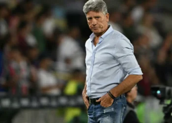 El entrenador Renato Gaúcho, en su último partido al mando de Fluminense, en la vuelta de los cuartos de final de la Copa Sudamericana ante Lanús. (FOTO: AFP)