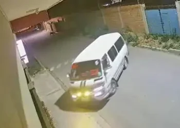 Las cámaras de seguridad captaron la imagen del minibús donde trasladaron a la víctima hasta un motel. FOTO: FELCC
