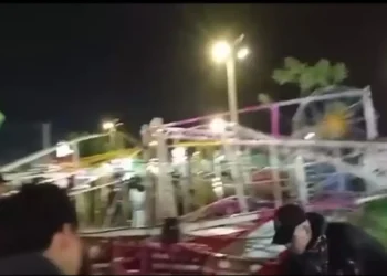 Una rueda de la fortuna se desplomó en la feria de la Alasita, en el Cambódromo de Santa Cruz. FOTO: Captura Vibras TV