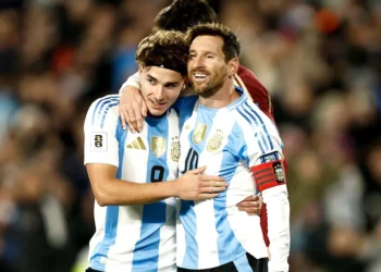 Lionel Messi y Julián Álvarez juntos durante el partido de Argentina contra Venezuela. (FOTO: AFA - Selección Argentina)