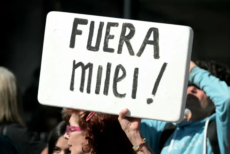 Algunas personas expresaron su molestia con Milei/AFP