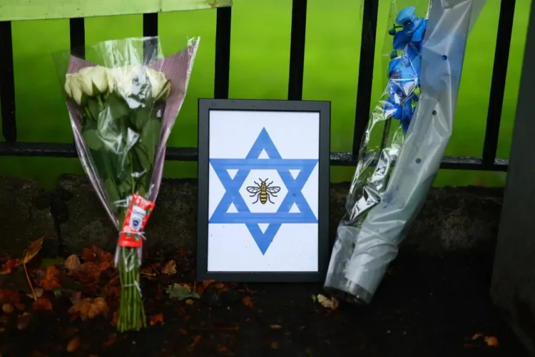 Colocaron flores en honor a los fallecidos/AFP