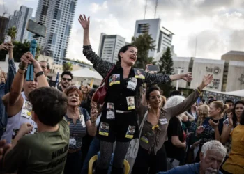 Familiares de los rehenes celebran el acuerdo de paz/AFP