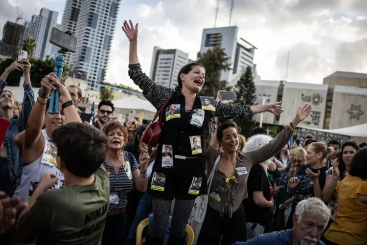Familiares de los rehenes celebran el acuerdo de paz/AFP