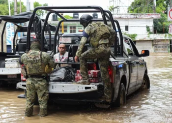 El ejército ayuda en el rescate de víctimas/AFP