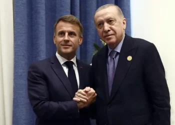 El presidente turco saluda a su homólogo de Francia/AFP
