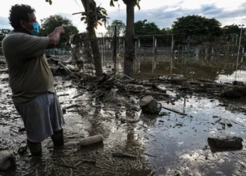 Muchas poblaciones están cubiertas de lodo/AFP