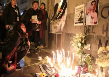 Encendieron velas y colocaron flores donde fue abatido Eduardo Ruiz/AFP