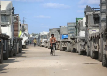 Cientos de camiones esperan la apertura del paso fronterizo/AFP