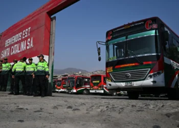 Algunos buses operan con escolta policial/AFP