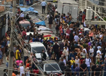 Los cuerpos fueron colocados cerca a una plaza/AFP
