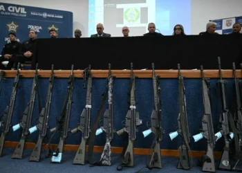 Las autoridades mostraron el armamento decomisado/AFP