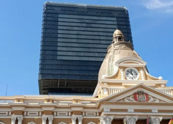 En el antiguo hemiciclo de la Asamblea aún se mantiene el reloj con las manecillas invertidas (Foto: ABI)
