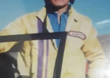 El piloto Jorge Abdala luego de una carrera nacional de automovilismo en los 80.