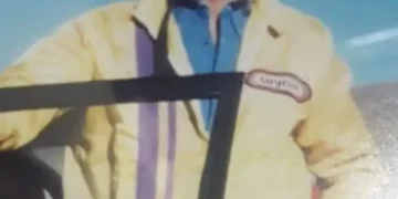 El piloto Jorge Abdala luego de una carrera nacional de automovilismo en los 80.