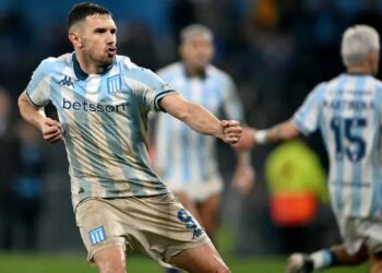 Adrián Martínez celebra su gol de penal para Racing contra Peñarol en partido de vuelta de octavos de final de la Copa Libertadores. (FOTO: AFP)