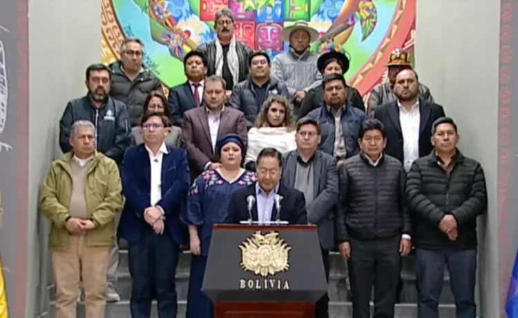 El expresidente Luis Arce está  acompañado por su entonces gabinete de ministros.
Foto: captura LuchoXBolivia