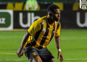 Bryan Angulo con la camiseta del Tigre en uno de los partidos por la competencia local. (FOTO: club The Strongest)