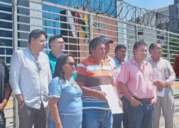 Cañeros protestan en instalaciones de YPFB. Foto: DTV.