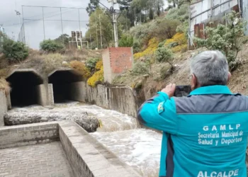 El alcalde Iván Arias en la inspección a un río de La Paz. Foto: GAMLP.