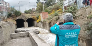 El alcalde Iván Arias en la inspección a un río de La Paz. Foto: GAMLP.
