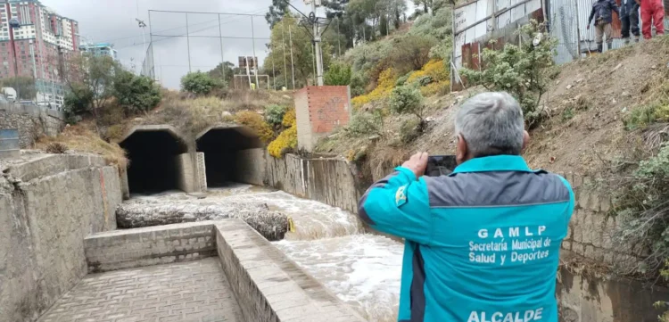 El alcalde Iván Arias en la inspección a un río de La Paz. Foto: GAMLP.