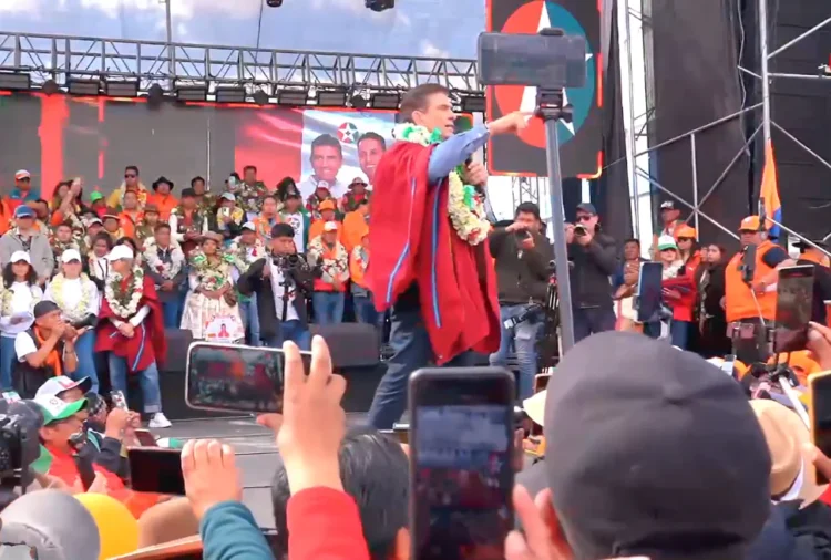 Rodrigo Paz participa de su cierre de campaña en El Alto.