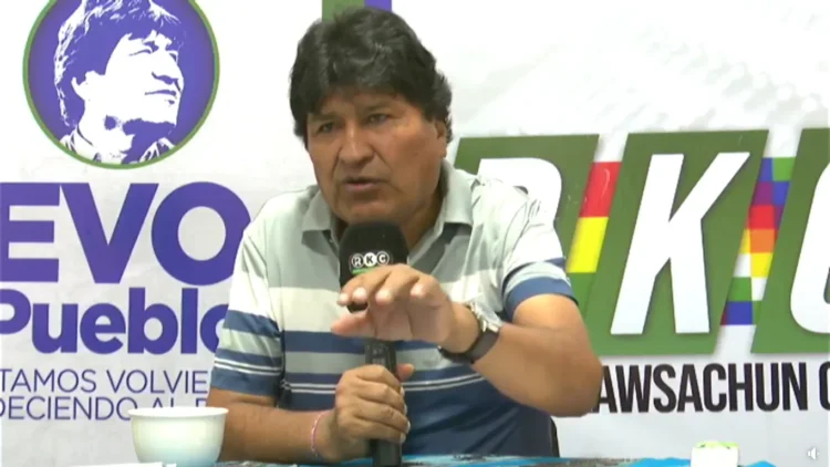 El expresidente Evo Morales participa de su programa en radio Kawsachun Coca.