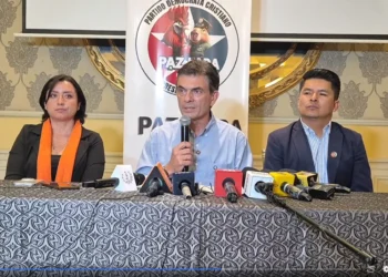 El candidato del PDC, Rodrigo Paz, brinda una conferencia de prensa.
