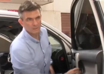 El candidato presidencial del PDC, Rodrigo Paz, llega al recinto electoral donde emitirá su voto su padre. (Captura Unitel?