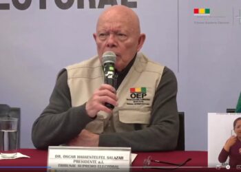 El presidente del TSE, Óscar Hassenteufel, brinda el primer reporte de la media jornada.