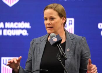 Cindy Parlow Cone, presidenta de US Soccer, anunció la candidatura de cuatro países para el Mundial femenino de 2031. (FOTO: AFP)